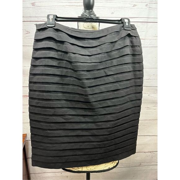 Larry Levine size 6 stretch black pencil skirt with layered look - 2541 - Picture 2 of 3